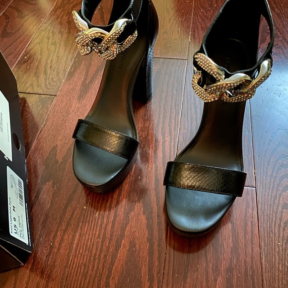 KARL LAGERFELD NEW PARIS
Anisha Textured Embellished
Sandals - Picture 3 of 10